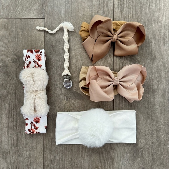 Baby girl boho accessory lot
Headbands and pacifier clip - Picture 2 of 7